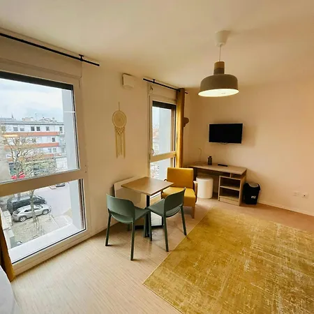 Apartment We Live In R - 402 *